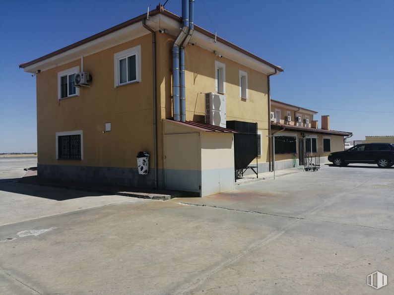 Retail for sale at Labajos, Labajos, Segovia, 40146 with van, window, car, sky, building, property, wheel, tire, asphalt and house around