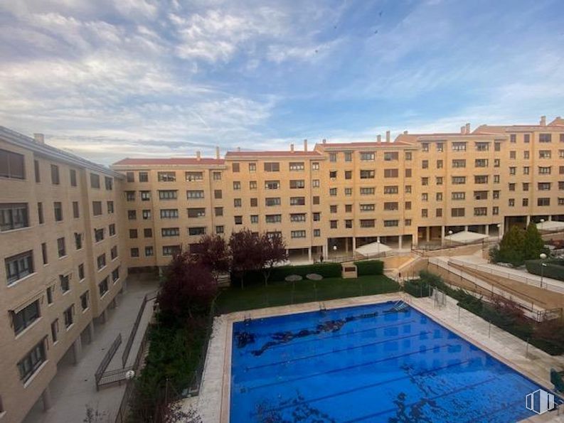 Office for rent at Avenida Irlanda, Toledo, 45005 with building, cloud, plant, sky, daytime, window, water, azure, tree and urban design around