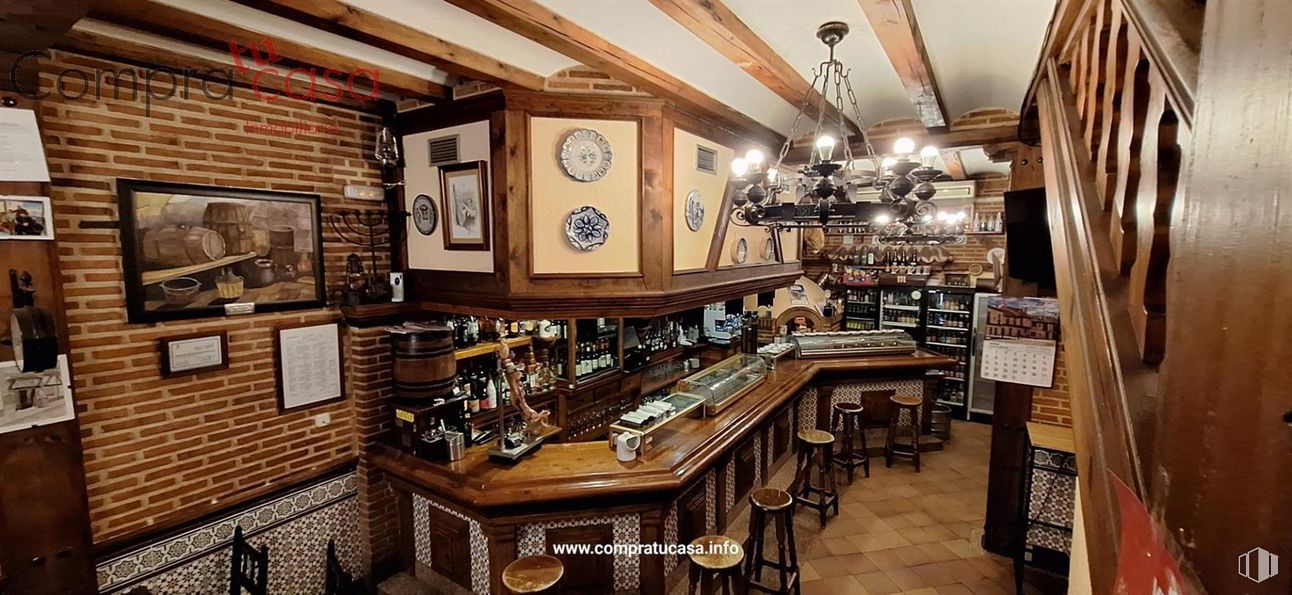 Local en venta en Centro urbano, Palazuelos de Eresma, Segovia, 40194 con alumbrado, candelabro, marco, restaurante, bar, pub, tinte para madera, ladrillo, taberna y lámpara alrededor