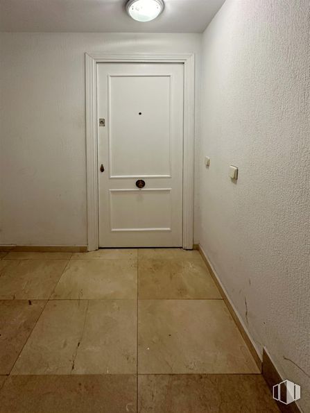 Oficina en alquiler en Calle Nuncio, 6, Centro, Madrid, 28005 con puerta, lámpara, alumbrado, propiedad, edificio, accesorio, madera, suelos, suelo y casa alrededor