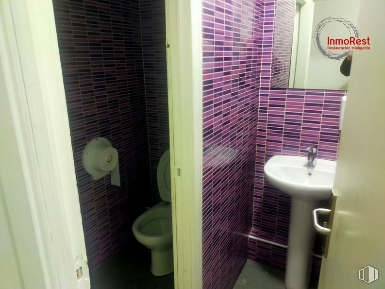 Retail for rent at Zona empresarial Julián Camarillo, San Blas - Canillejas, Madrid, 28037 with toilet, sink, toilet paper, property, plumbing fixture, purple, building, bathroom, interior design and tap around