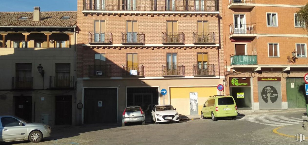 Retail for sale & for rent at Calle San Alfonso Rodríguez, Segovia, 40001 with car, building, automotive parking light, property, window, vehicle, infrastructure, mode of transport, neighbourhood and urban design around