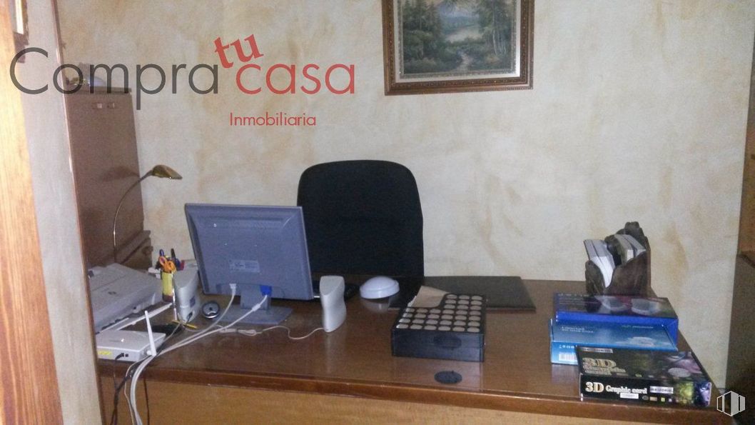 Office for sale & for rent at Calle Escuderos,, Segovia, 40003 with picture frame, luggage & bags, table top, table, computer, personal computer, desk, computer desk, output device, peripheral and computer keyboard, input device around