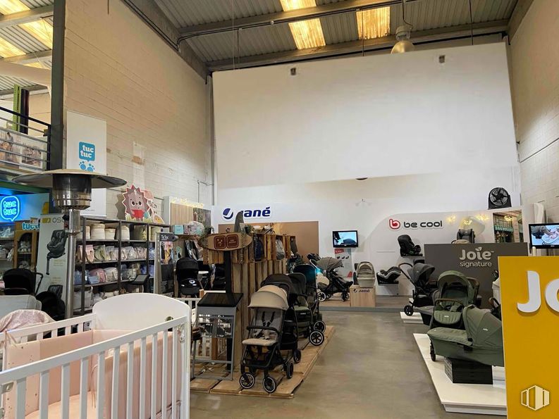 Industrial for sale at Zona industrial, San Sebastián de los Reyes, Madrid, 28700 with retail, shelving, shelf and cleanliness around