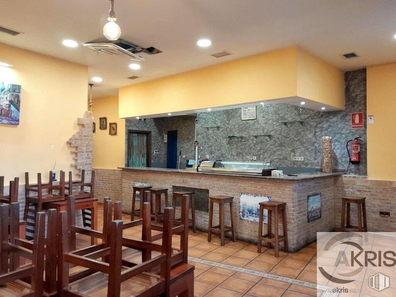 Local en venta en Calle Ugena, 64, Yuncos, Toledo, 45210 con taburete, lámpara, mueble, suelos, interiorismo, madera, suelo, techo, alumbrado y mesa alrededor