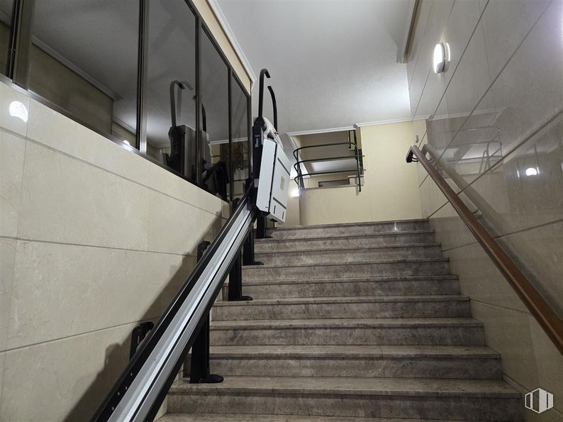 Office for sale at Calle Sol, 32, Talavera de la Reina, Toledo, 45600 with flooring, stairs, floor, handrail, composite material, ceiling, metal, silver, glass and building material around