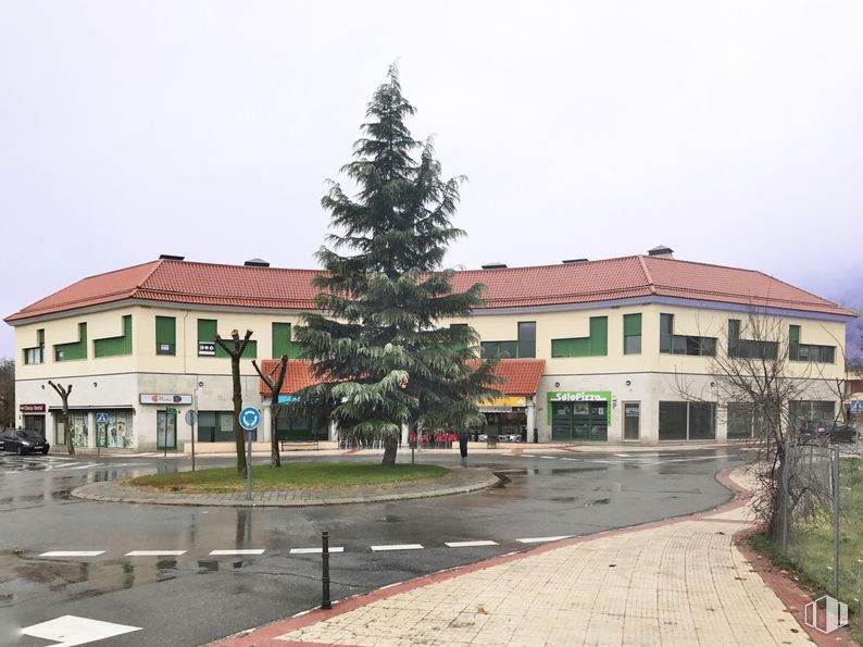 Retail for sale at Calle Marqués de Santillana, 18, Moralzarzal, Madrid, 28411 with building, sky, plant, window, infrastructure, road surface, street light, urban design, land lot and house around