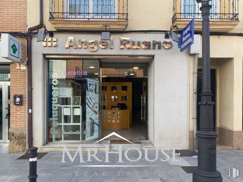 Retail for rent at Calle Real, Illescas, Toledo, 45200 with window, fixture, building, door, facade, font, wood, gas, city and road around