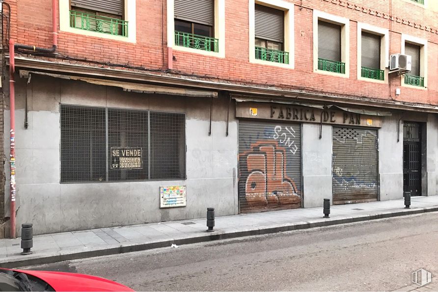 Retail for sale at Avenida Monte Igueldo, 77, Puente de Vallecas, Madrid, 28053 with window, building, property, infrastructure, road surface, fixture, automotive lighting, asphalt, wood and brick around