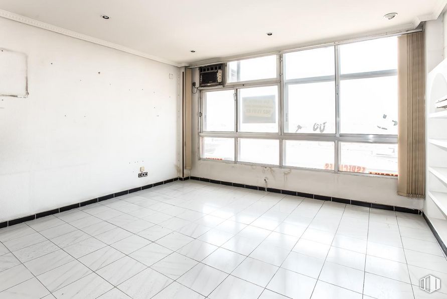 Office for sale at Calle Lenguas, 16, Villaverde, Madrid, 28021 with window, building, fixture, hall, floor, flooring, wood, house, shade and ceiling around