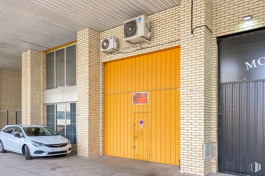 Nave en venta en Edificio Alfa III, Calle Isabel Colbrand, 10, Fuencarral - El Pardo, Madrid, 28050 con coche, luz de estacionamiento automotriz, neumático, rueda, vehículo, campana, iluminación automotriz, neumático automotriz, rejilla y puerta de vehículo alrededor