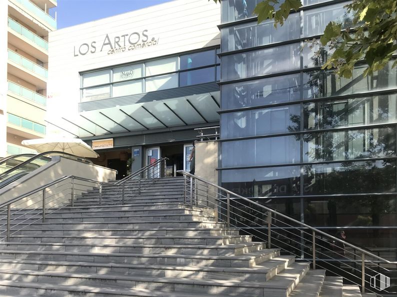 Retail for rent at Centro Comercial Los Artos, Calle César Manrique, 2A, Rivas-Vaciamadrid, Madrid, 28529 with building, window, daytime, stairs, urban design, real estate, facade, condominium, city and metropolitan area around