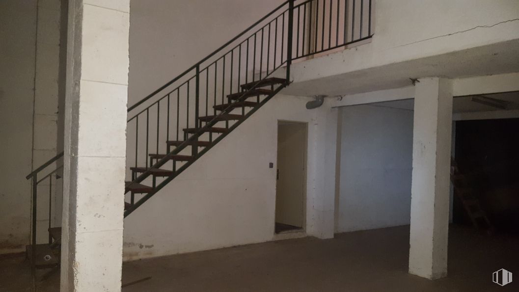 Retail for sale at Calle General Cuesta, 6, Talavera de la Reina, Toledo, 45600 with property, building, wood, interior design, floor, house, flooring, stairs, hardwood and plaster around