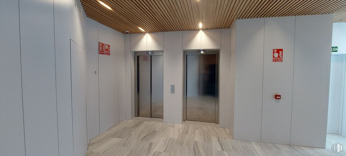 Oficina en alquiler en Calle Estanislao Pérez Pita, 23, Barajas, Madrid, 28055 con armario, edificio, madera, diseño de interiores, puerta, pasillo, piso, pavimentos, casa y bienes raíces alrededor