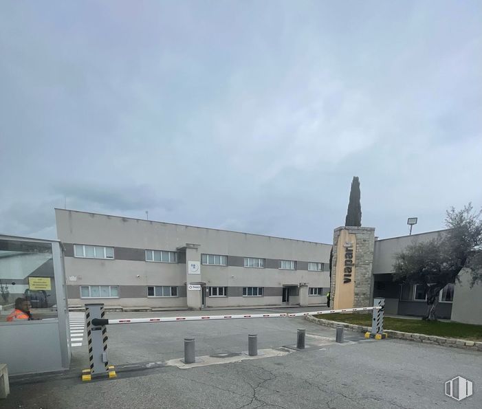 Industrial for rent at Colmenar Viejo - San Agustín de Guadalix, Soto del Real, Madrid, 28791 with concrete, parking, headquarters, corporate headquarters, parking lot, automotive tail & brake light, sport utility vehicle and executive car around