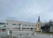 Nave en alquiler en Colmenar Viejo - San Agustín de Guadalix, Soto del Real, Madrid, 28791 con hormigón, aparcamiento, sede, sede social, aparcamiento, luces traseras y de freno, vehículo utilitario deportivo y coche ejecutivo alrededor