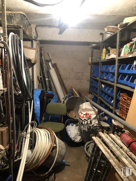 Retail for sale at Zona centro, Soto del Real, Madrid, 28791 with shoe, luggage & bags, wood, shelf, building, personal protective equipment, tire, bag, metal and machine around