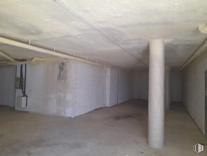 Local en alquiler en Avenida Quiñones, San Sebastián de los Reyes, Madrid, 28700 con suelo, suelos, material compuesto, accesorio, techo, hormigón, material de construcción, escayola, evento y sótano alrededor