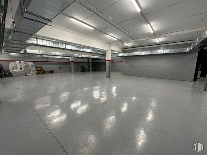 Industrial for sale & for rent at Polígono industrial Móstoles, Móstoles, Madrid, 28935 with floor, flooring, ceiling, composite material, grey, hall, fluorescent lamp, silver, concrete and parking lot around