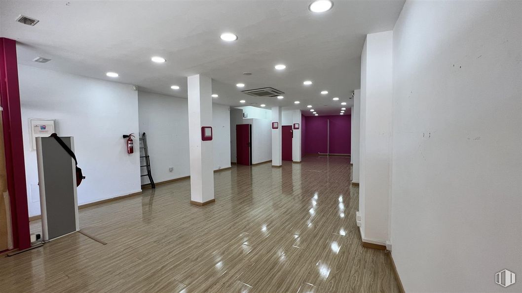 Retail for sale at Calle Sexta Bandera, 7, Las Ventas de Retamosa, Toledo, 45183 with hall, tile flooring, floor, flooring, fixture, wood, ceiling, hardwood, event and art around