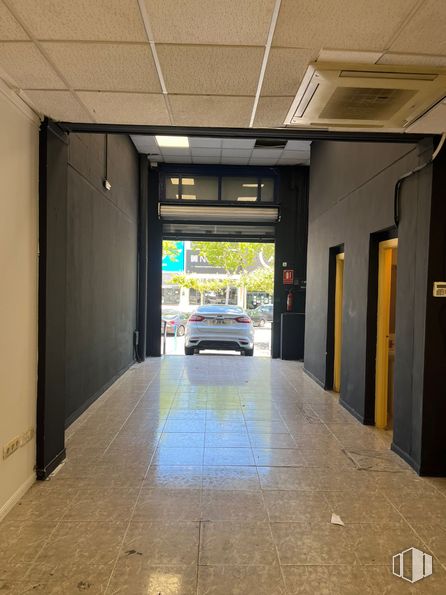 Local en alquiler en Zona Europolis, Las Rozas de Madrid, Madrid, 28230 con coche, luz de estacionamiento, neumático, vehículo, iluminación del automóvil, planta, rueda, edificio, diseño automovilístico y planta de interior alrededor