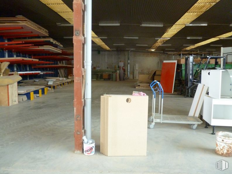 Industrial for rent at Calle Príncipe Juan Carlos, Fuensalida, Toledo, 45510 with wood, flooring, gas, engineering, machine, automotive design, parking, plywood, hardwood and concrete around