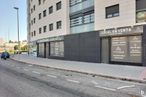 Retail for rent at Zona Las Tablas, Fuencarral - El Pardo, Madrid, 28050 with window, building, street light, asphalt, road surface, urban design, facade, commercial building, house and sidewalk around