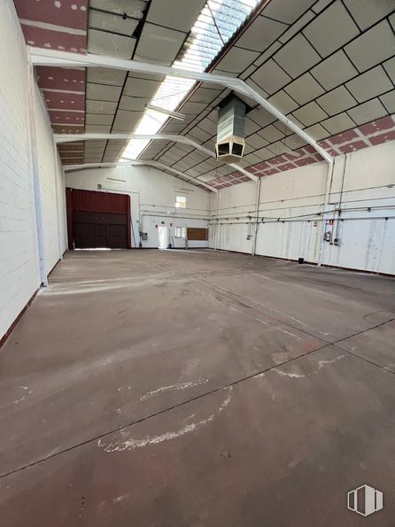 Industrial for sale at Calle Cabo de Tortosa, Arganda del Rey, Madrid, 28500 with light fixture, floor, flooring, ceiling, concrete, hall, building material, daylighting, shade and steel around