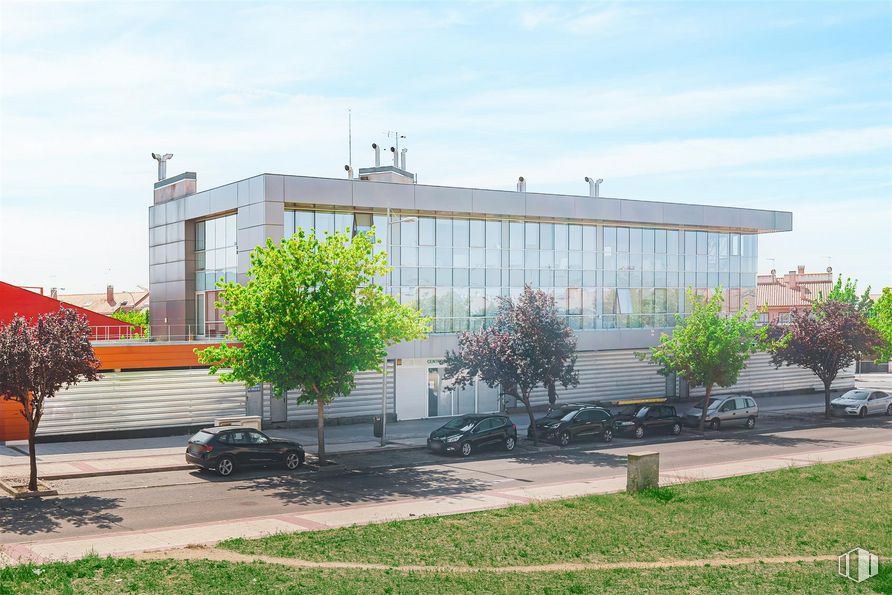 Oficina en alquiler en Edificio Leguario, Avenida Leguario, 49, Parla, Madrid, 28980 con edificio, coche, planta, nube, cielo, neumático, rueda, vehículo, diseño urbano y árbol alrededor