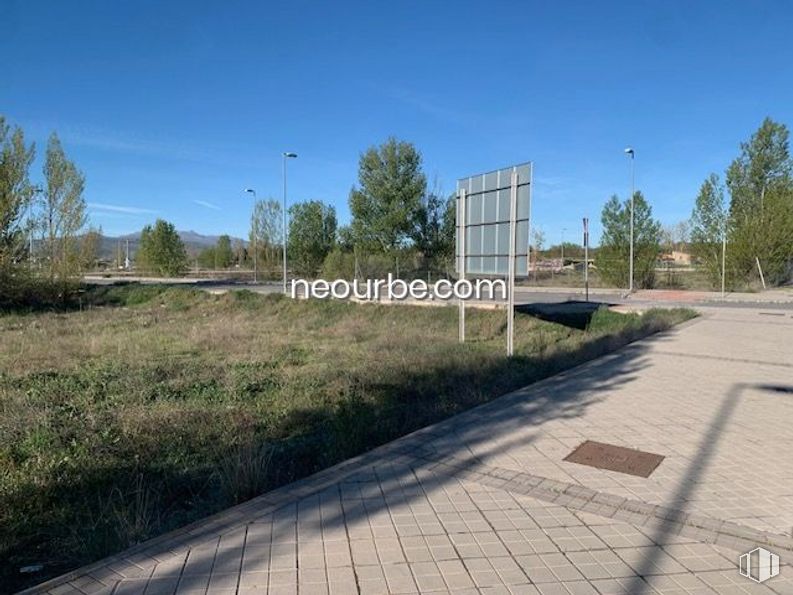 Land for sale at Calle Juan Aurelio Sánchez Tadeo, Ávila, 05002 with sky, plant, street light, tree, asphalt, road surface, land lot, urban design, grass and city around