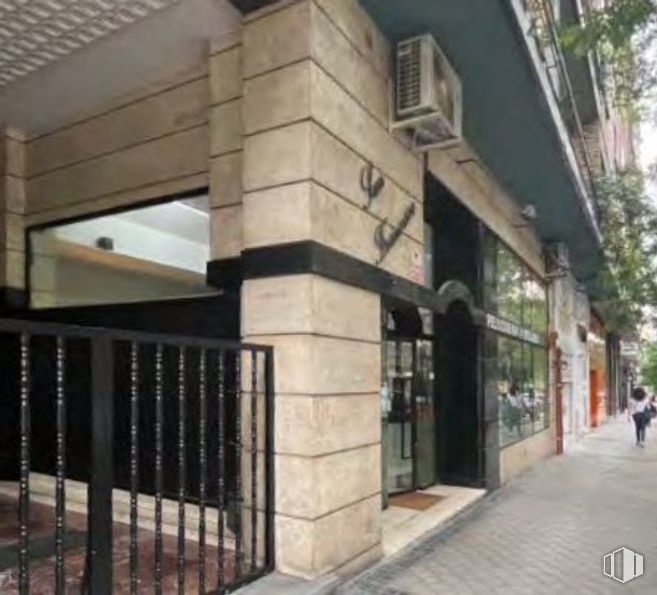 Retail for rent at Calle Guzmán el Bueno, Chamberí, Madrid, 28003 with composite material, iron, glass, metal, concrete and condominium around