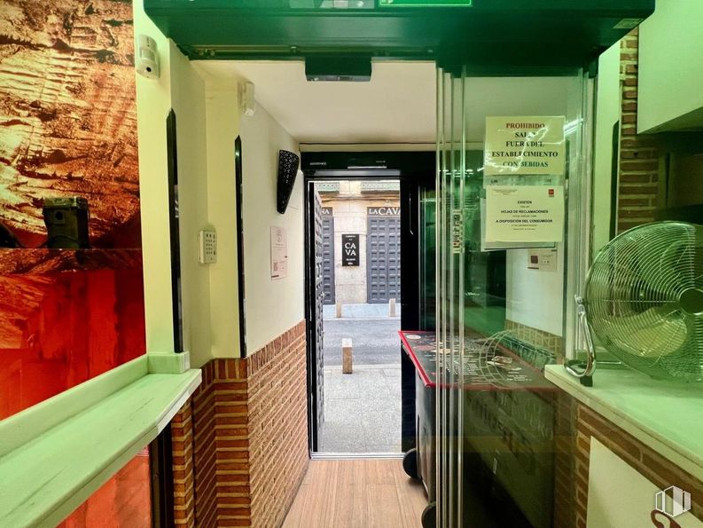 Retail for sale at Calle Cava Baja, Centro, Madrid, 28005 with mechanical fan, door, brick, tile, wood stain and cleanliness around