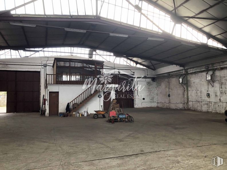 Nave en venta en Zona industrial, Bustarviejo, Madrid, 28720 con hall, sombra, asfalto, hormigón, ciudad, material compuesto, hangar, techo, edificio y haz alrededor