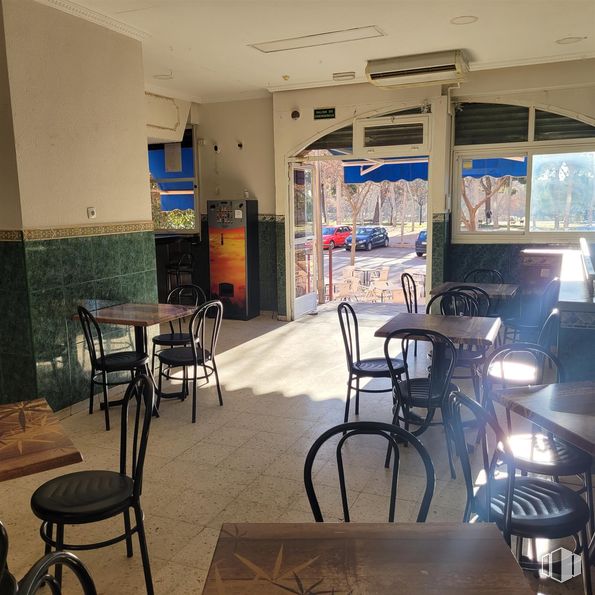 Local en venta en Calle Hornachos, Puente de Vallecas, Madrid, 28053 con silla, mesa, mesa, mesa de cocina y comedor, mueble, suelos, suelo, interiorismo, restaurante y vidrio alrededor