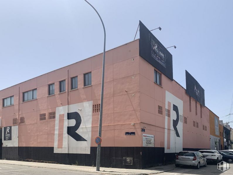 Nave en venta en Zona Campodón - Ventorro del Cano, Alcorcón, Madrid, 28925 con coche, edificio, cielo, ventana, luz de estacionamiento, luz de la calle, neumático, vehículo, fachada y edificio comercial alrededor