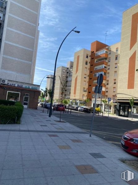 Local en alquiler en Calle Simón Hernández, 48, Móstoles, Madrid, 28931 con edificio, coche, luz de la calle, planta, durante el día, nube, cielo, ventana, vehículo y infraestructura alrededor