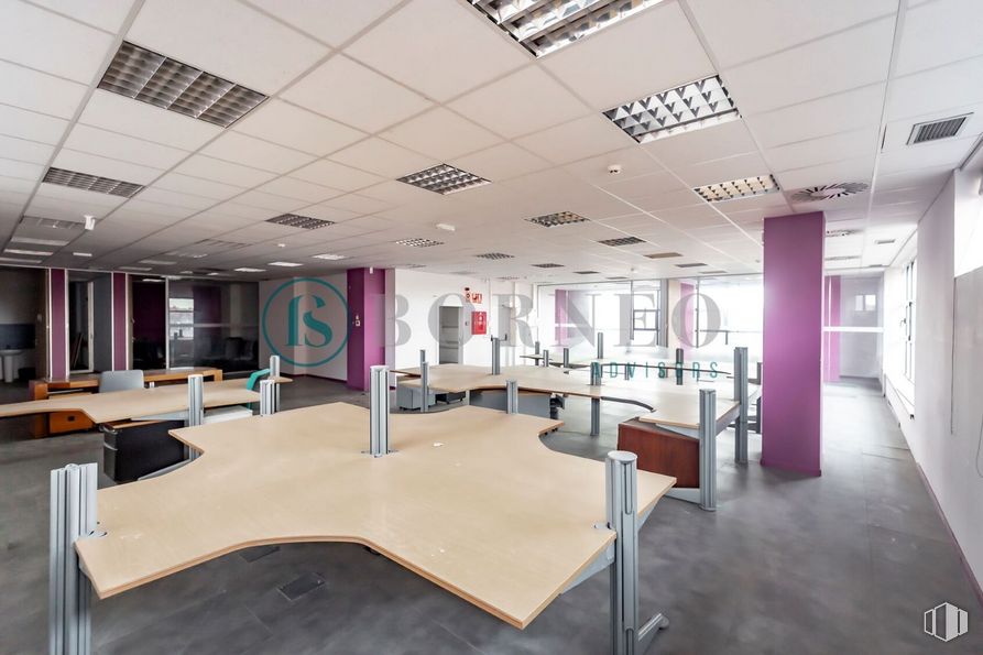 Industrial for rent at Edificio Novosur, Avenida Rosales, 42, Villaverde, Madrid, 28041 with chair, table, interior design, architecture, building, flooring, floor, office chair, ceiling, fixture and hall around