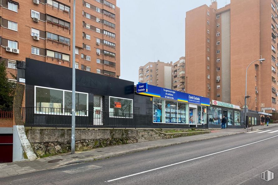 Local en alquiler en Calle Honduras, 18, Coslada, Madrid, 28820 con edificio, ventana, cielo, luz de la calle, diseño urbano, planta, bloque de torre, barrio, área residencial y espacio público alrededor