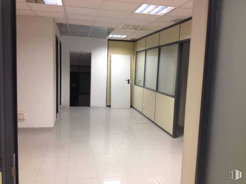 Office for sale at Calle Covarrubias, Toledo, 45003 with door, flooring, floor, interior design, ceiling, glass, tile flooring, transparency, tile and hall around