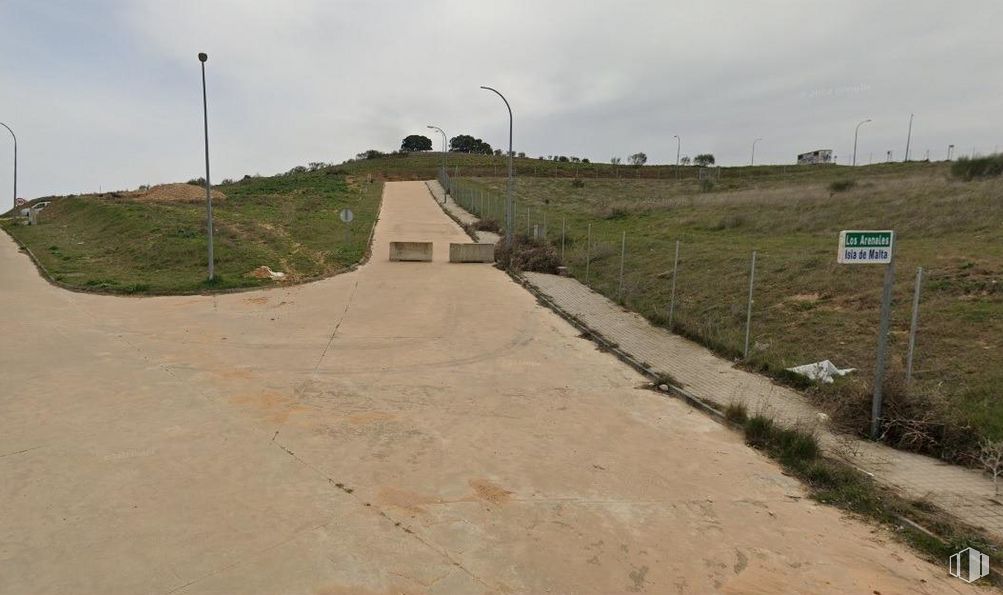 Suelo en venta en Urbanización Los Arenales, El Casar, Guadalajara, 19170 con cielo, nube, luz de la calle, superficie de la carretera, pendiente, asfalto, lote de terreno, planta, vía pública y hierba alrededor