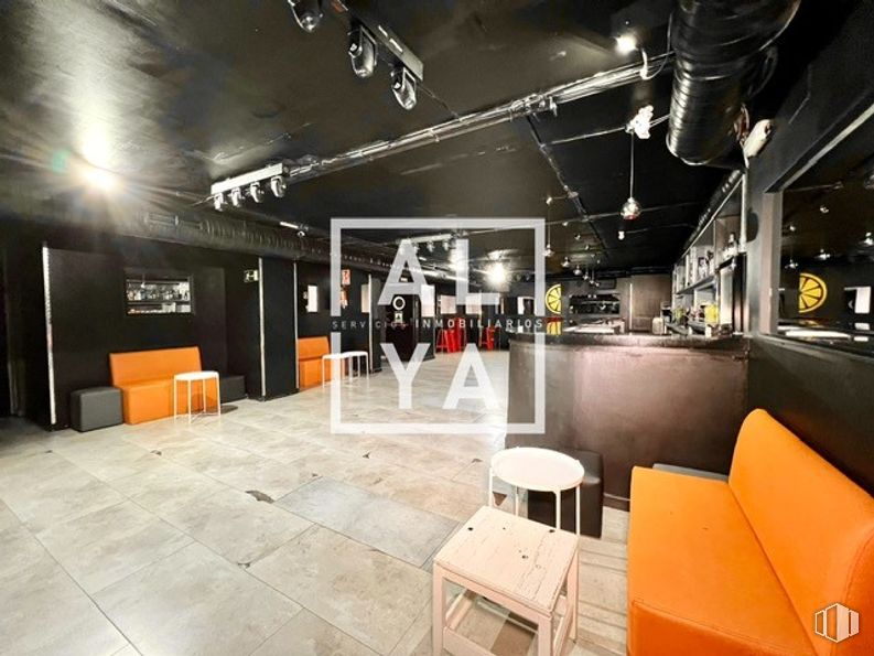 Local en alquiler en Zona Gaztambide, Chamberí, Madrid, 28015 con sofá, diseño automovilístico, interiorismo, suelos, techo, espacio, evento, televisión, edificio y diseño alrededor