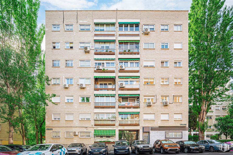 Local en venta en Calle Cuevas de Almanzora, 50, Hortaleza, Madrid, 28033 con coche, edificio, durante el día, propiedad, neumático, rueda, ventana, vehículo, cielo y verde alrededor