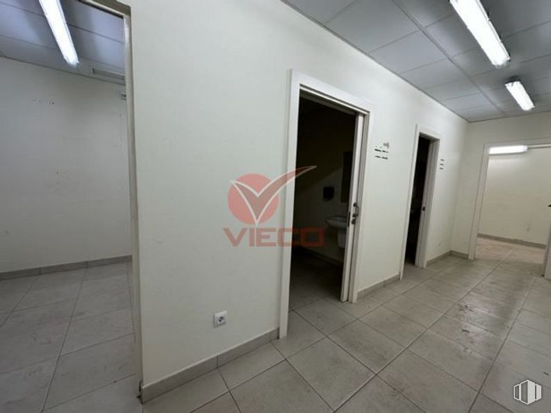 Retail for rent at Calle Fermín Caballero, Cuenca, 16004 with door, light fixture, fixture, handle, floor, flooring, ceiling, wood, aluminium and composite material around