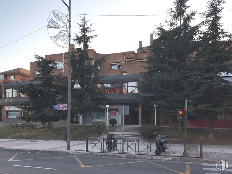 Oficina en alquiler en Paseo de la Chopera, 29, Alcobendas, Madrid, 28100 con edificio, cielo, ventana, planta, encendiendo, arquitectura, árbol, diseño urbano, vecindario y mañana alrededor