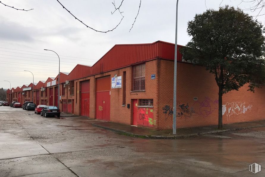 Industrial for rent at Calle Grecia, 28, Alcalá de Henares, Madrid, 28802 with building, automotive parking light, sky, automotive lighting, window, vehicle, neighbourhood, door, asphalt and electricity around