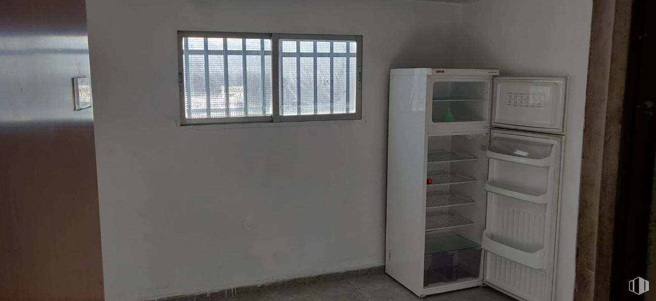 Industrial for sale at Avenida Yeseras, Valdemoro, Madrid, 28341 with window, refrigerator, fixture, floor, gas, building, wood, flooring, major appliance and kitchen appliance around