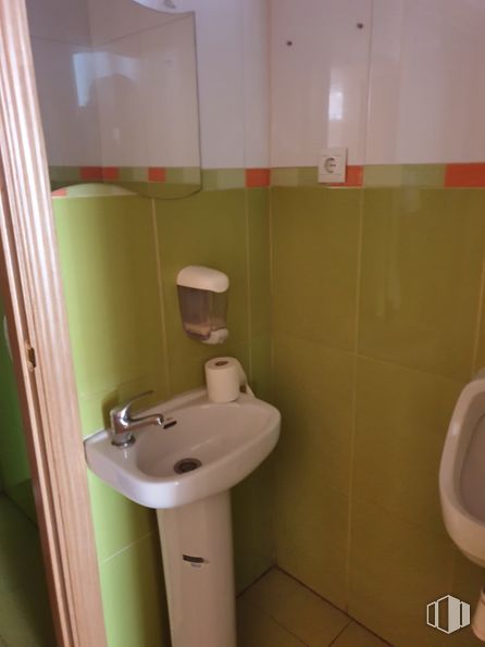 Local en venta en Calle Arijales, Parla, Madrid, 28980 con fregadero, asiento del inodoro, inodoro, morado, cuarto de baño, accesorios de fontanería, fontanería, propiedad material, lavabo y madera alrededor