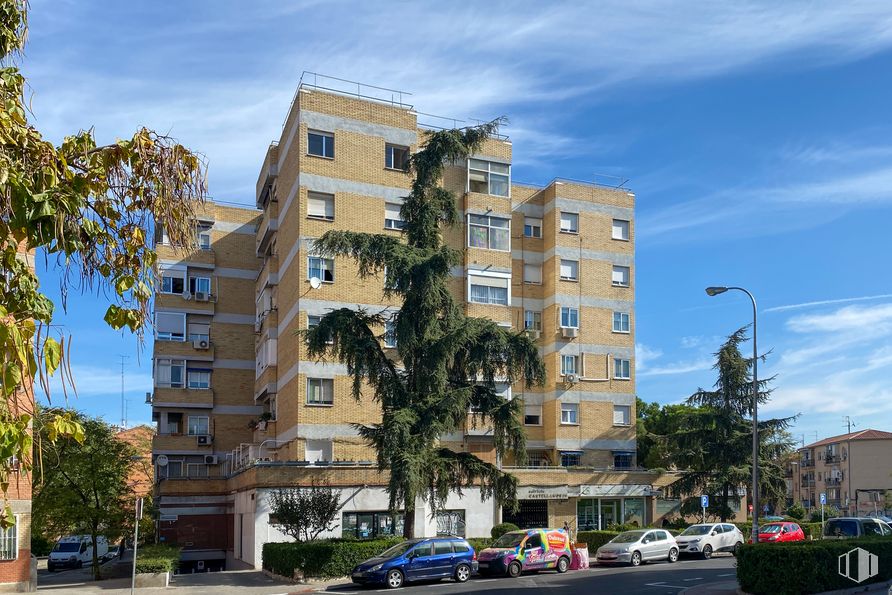 Retail for sale & for rent at Paseo Castellanos, 65, Carabanchel, Madrid, 28025 with car, building, cloud, sky, wheel, plant, vehicle, window, street light and infrastructure around