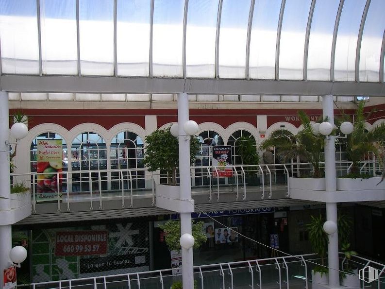 Retail for sale at C.C. BurgoCentro II, Zona Burgo - Parque París, Las Rozas de Madrid, Madrid, 28230 with building, sky, cloud, plant, urban design, shade, facade, city, fence and mixed-use around