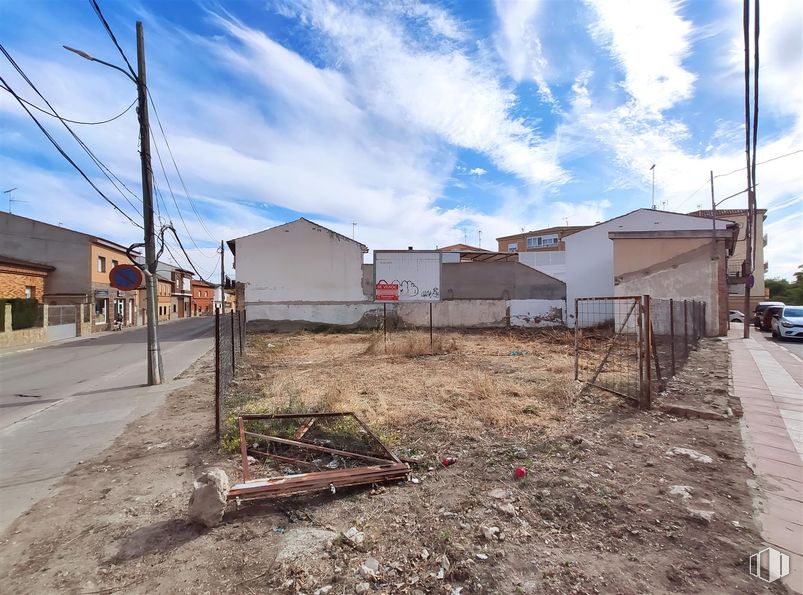 Land for sale at Calle Ramón y Cajal, Quintanar de la Orden, Toledo, 48500 with cloud, sky, building, road surface, asphalt, land lot, wood, house, electricity and plant around